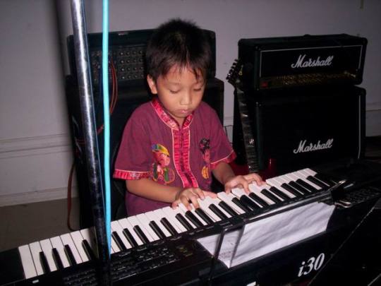 Salah satu murid keyboard saya sedang konser di Hotel Merdeka Madiun
