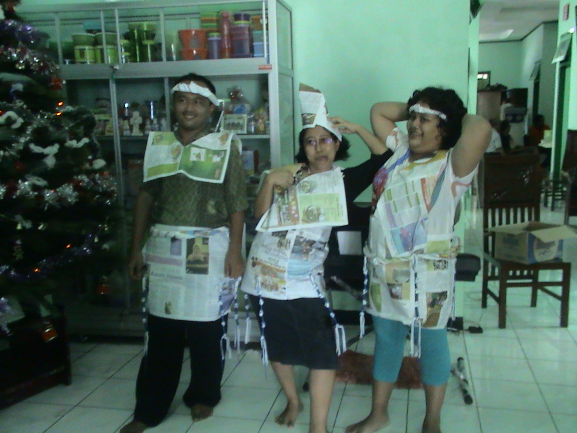 Suasana Pesta Jumbai Jalinan Kebenaran menggunakan media koran dan jumbai pada acara Reuni Keluarga Mariun