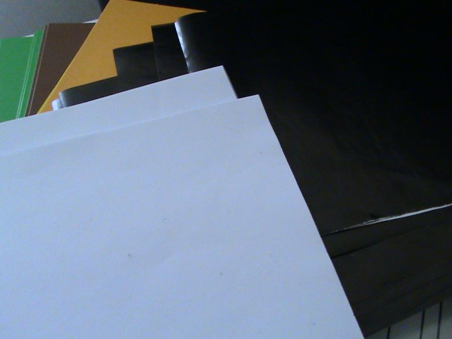 warna putih juga kita potongkan dari kertas print biasa dengan ukuran yang sama dengan ukuran kertas lipat lainnya